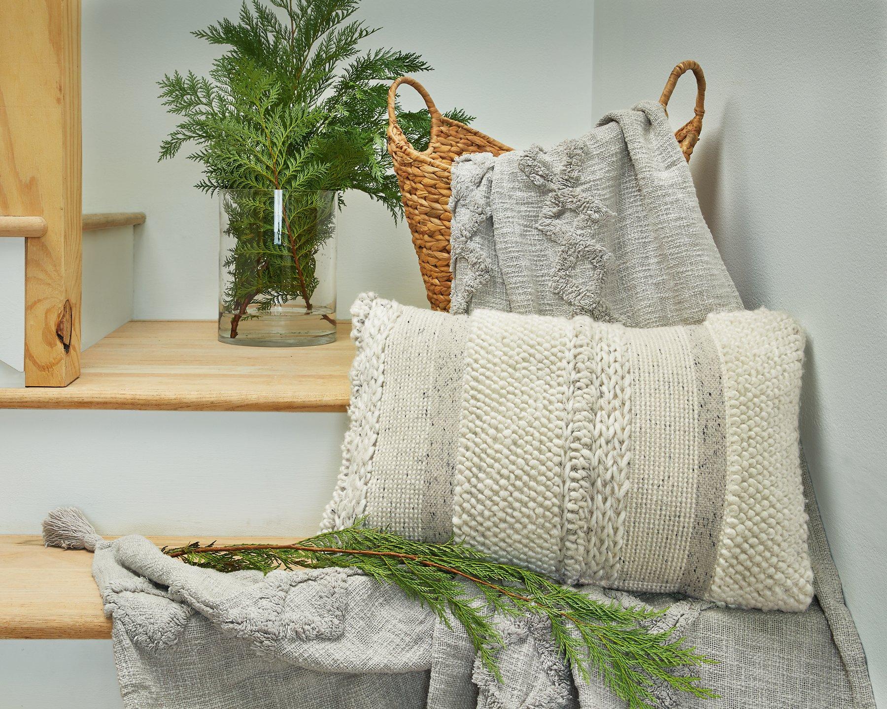 The Magic of Pillows: Why They Are the Secret Weapon of Sofa Styling