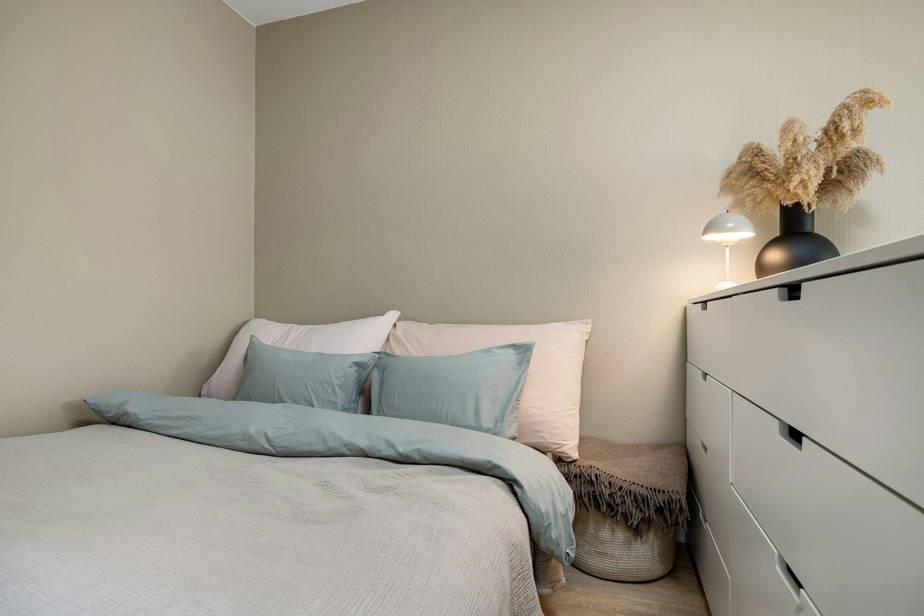 Matching Bedroom Sets vs. Mixing Styles: Which Works Best for You?