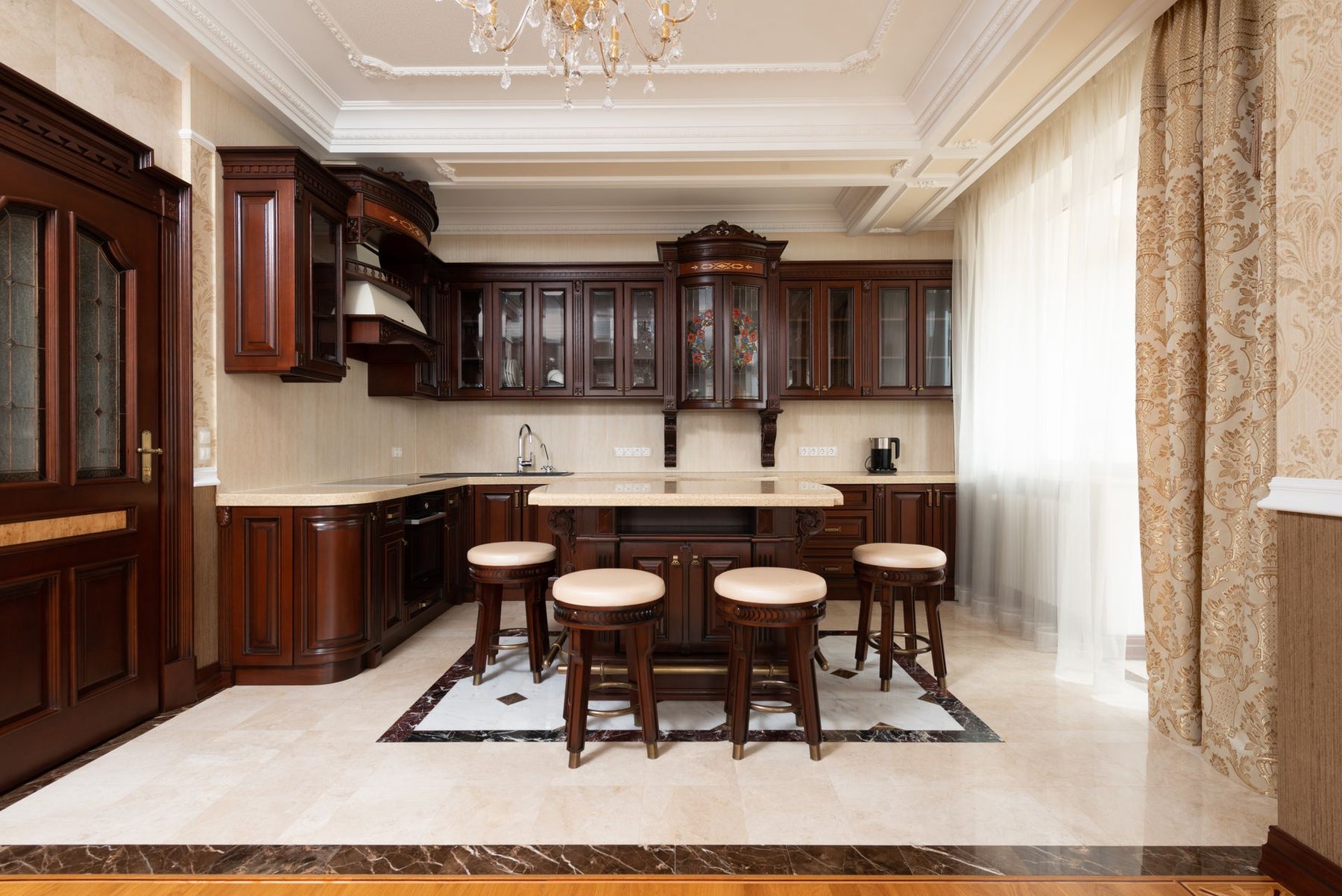The Deep-Diver's Guide to Fine Wood Finishes: Choosing Between Oak, Walnut, and Hardwood Veneers