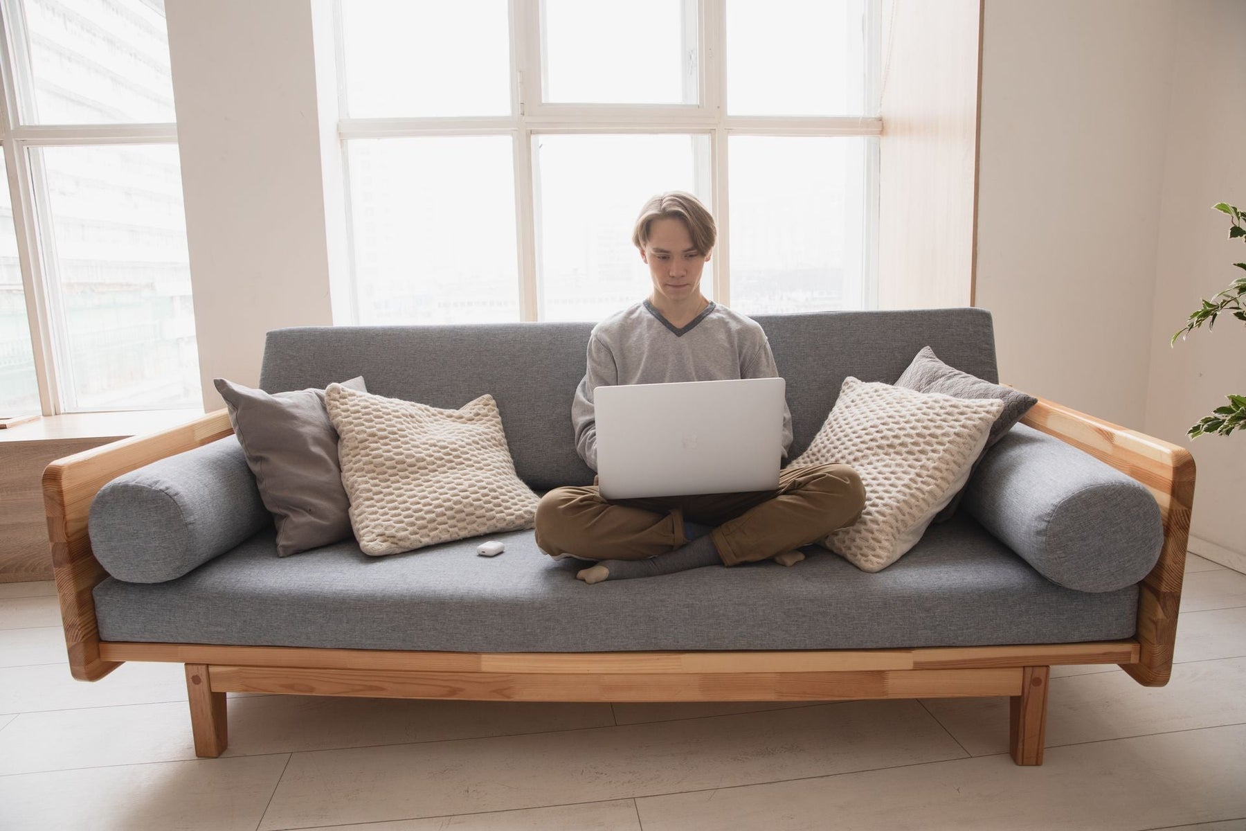 The Ultimate Guide to Arranging a Multi-Functional Living Room Layout
