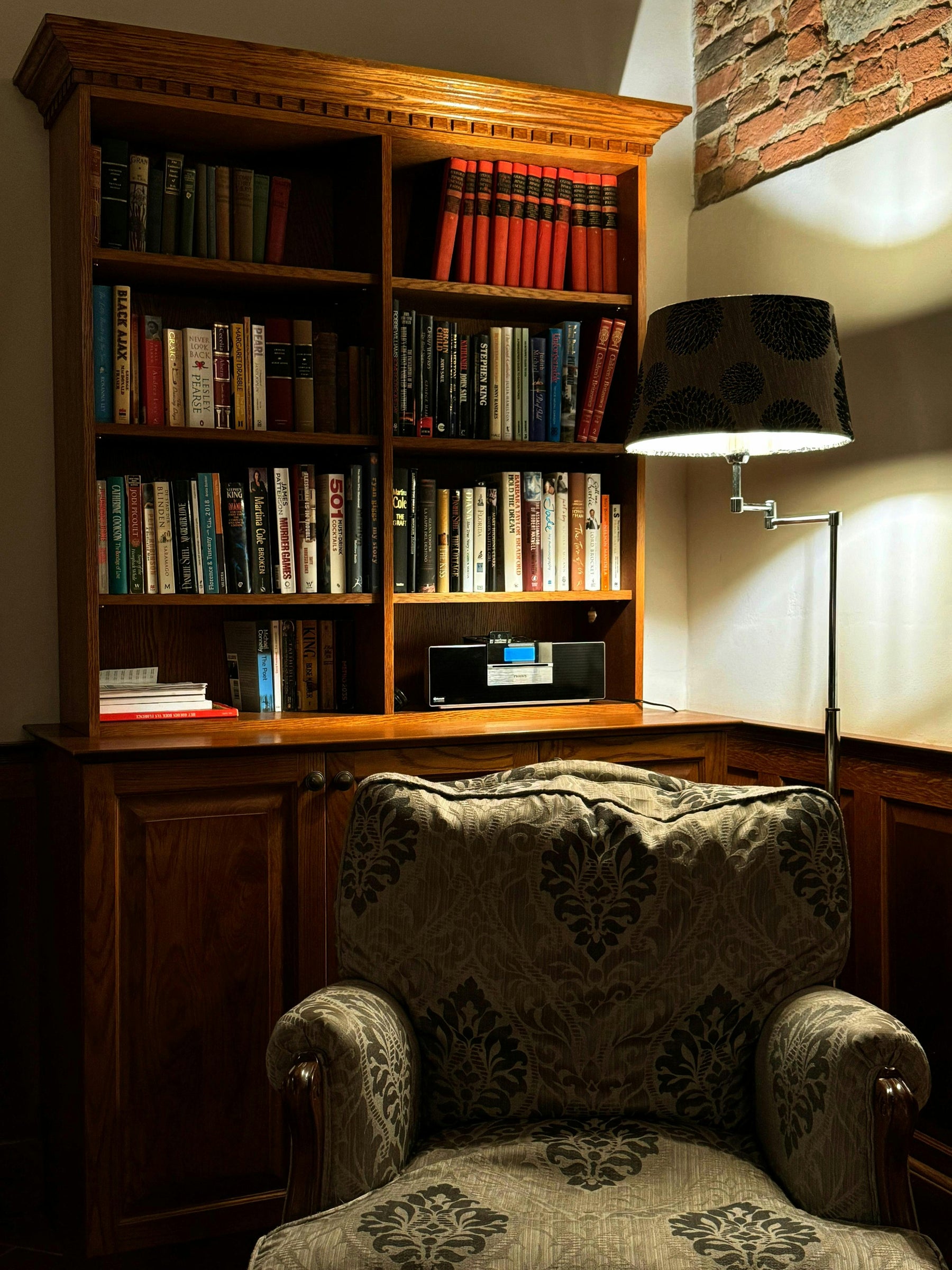 Cozy Reading Nooks: Pairing Accent Chairs with Floor Lamps