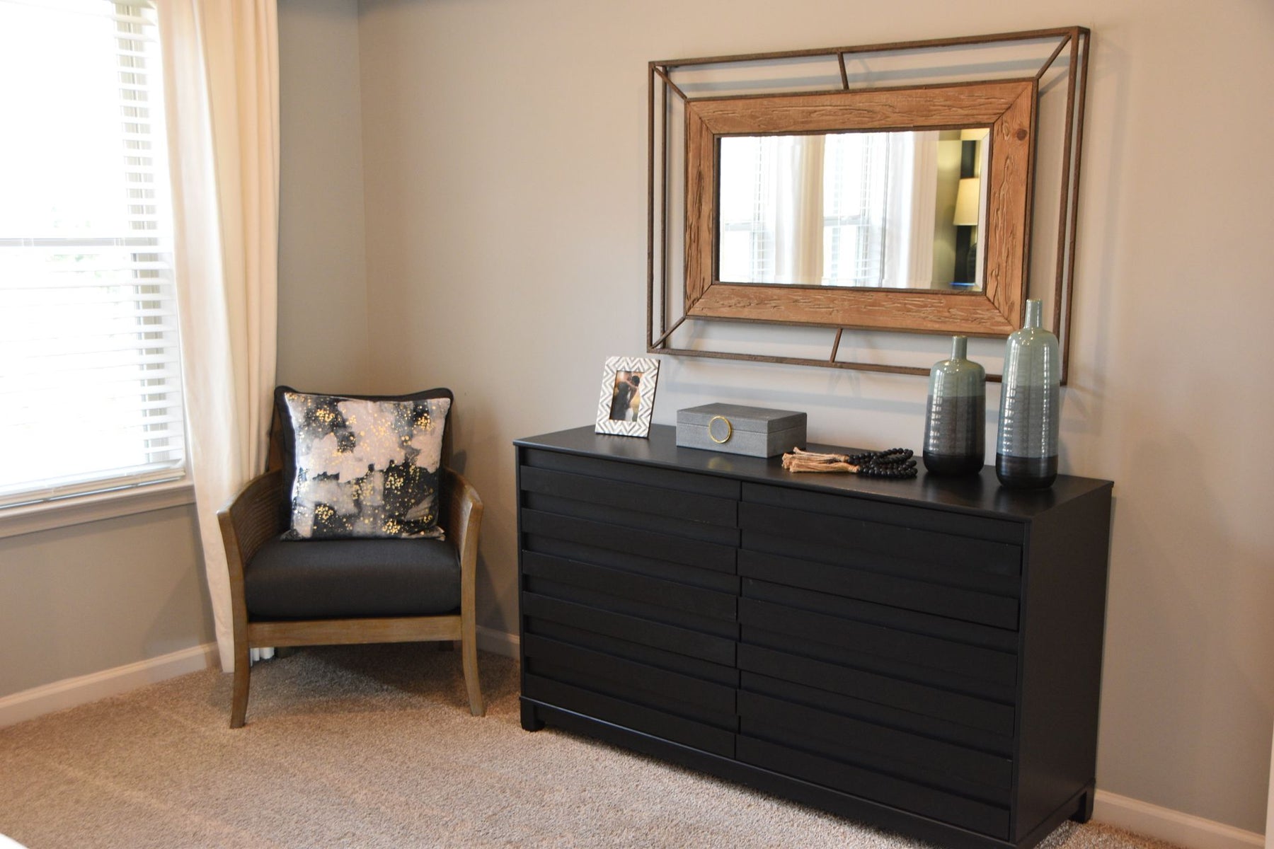 How to Select Storage Dressers That Maximize Bedroom Organization Without Sacrificing Floor Space