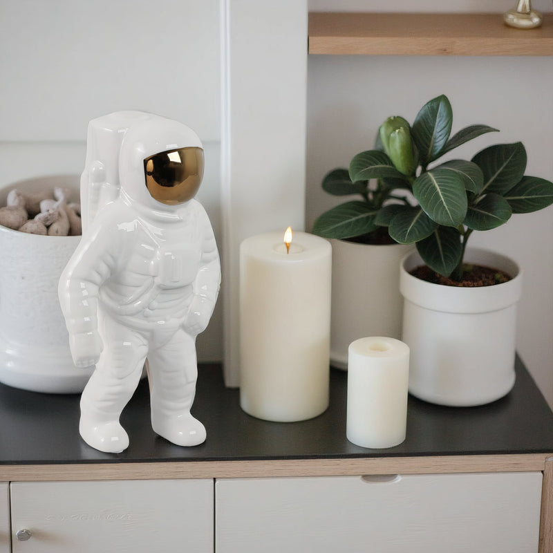 11-astronaut-statuette-white-gold-13