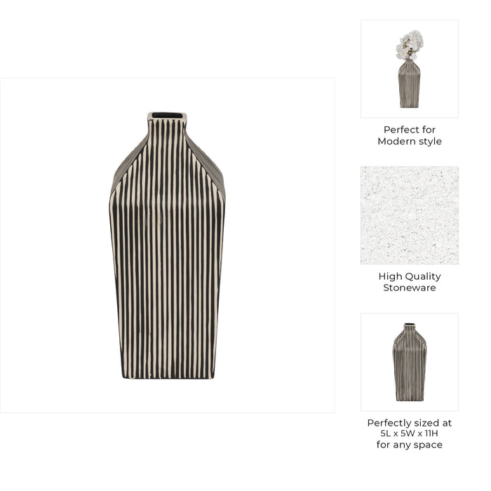 11-lines-square-vase-black-white-10