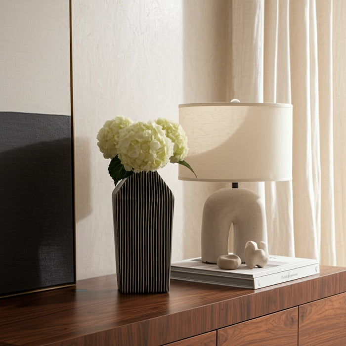 11-lines-square-vase-black-white-12