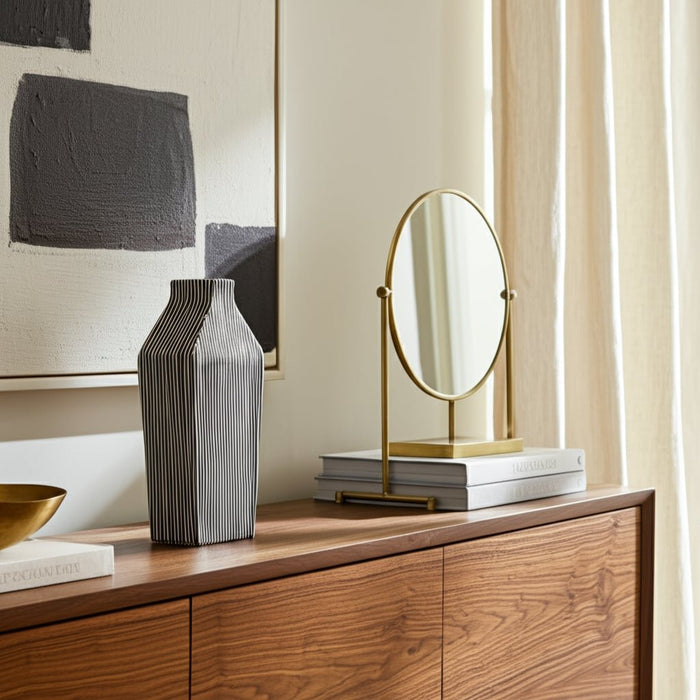 11-lines-square-vase-black-white-13