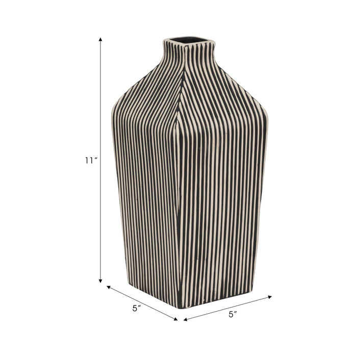 11-lines-square-vase-black-white-9
