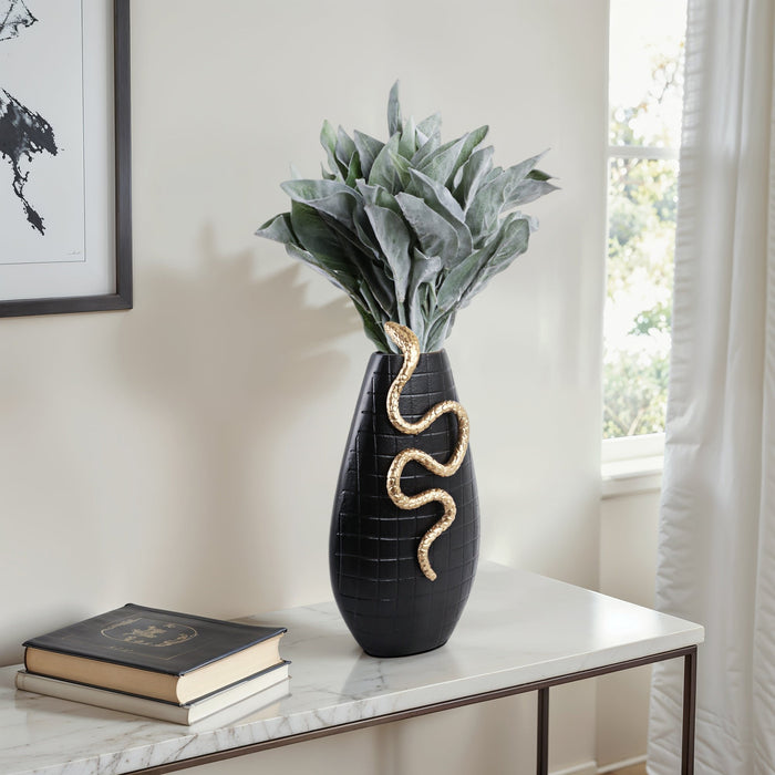 16x10-curved-snake-on-vase-black-gold-10