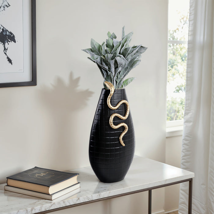 21x11-curved-snake-on-vase-black-gold-10