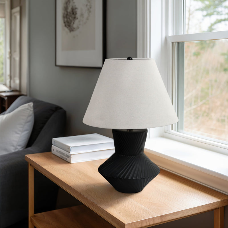 23-ribbed-totem-table-lamp-black-white-7