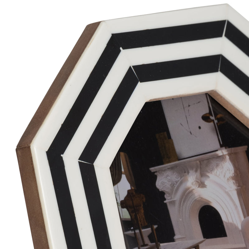 4x4-lines-octagon-photo-frame-black-white-4