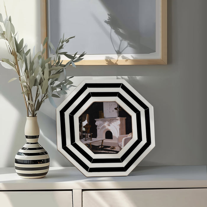 4x4-lines-octagon-photo-frame-black-white-8