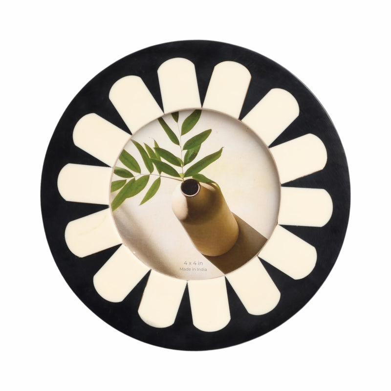 4x4-round-petal-resin-photo-frame-black-ivory-1