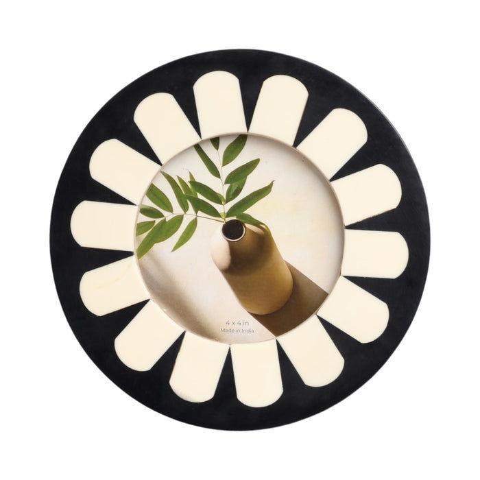 4x4-round-petal-resin-photo-frame-black-ivory-1