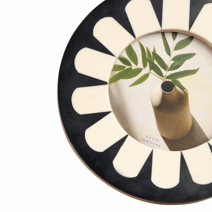 4x4-round-petal-resin-photo-frame-black-ivory-5