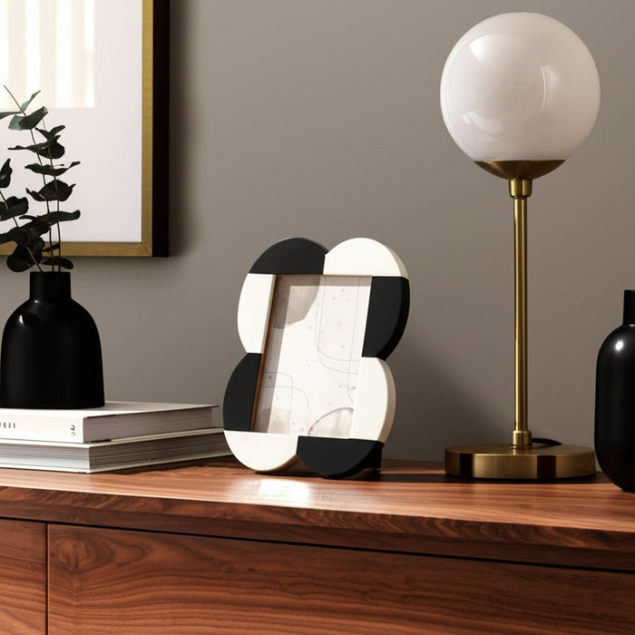 5x7-large-scallop-photo-frame-black-white-10