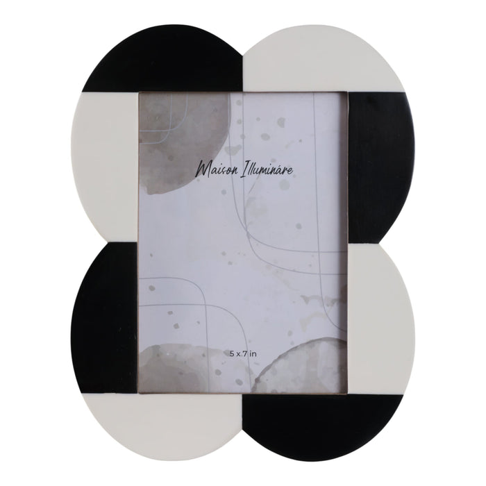 5x7-large-scallop-photo-frame-black-white-1