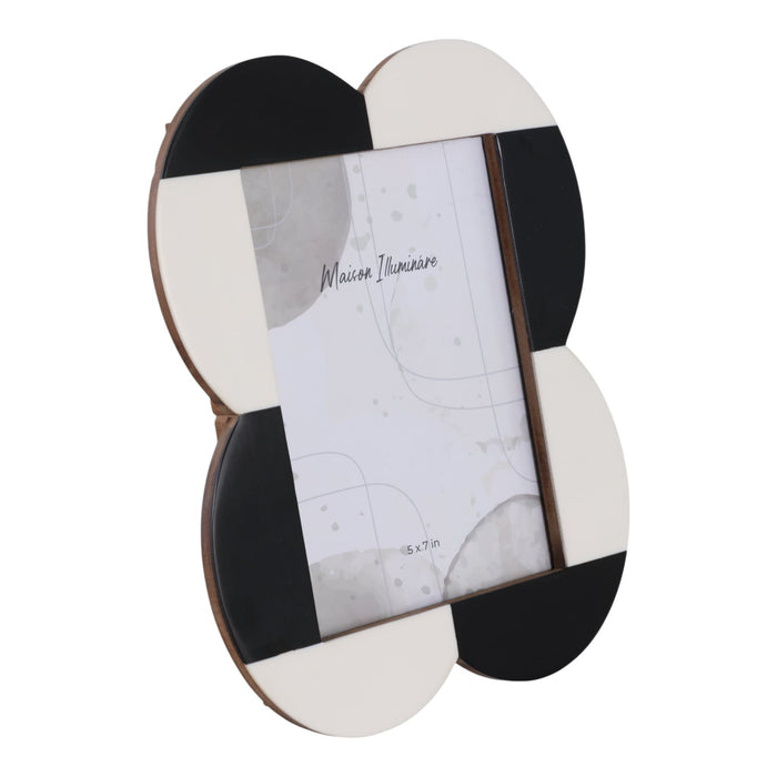 5x7-large-scallop-photo-frame-black-white-2