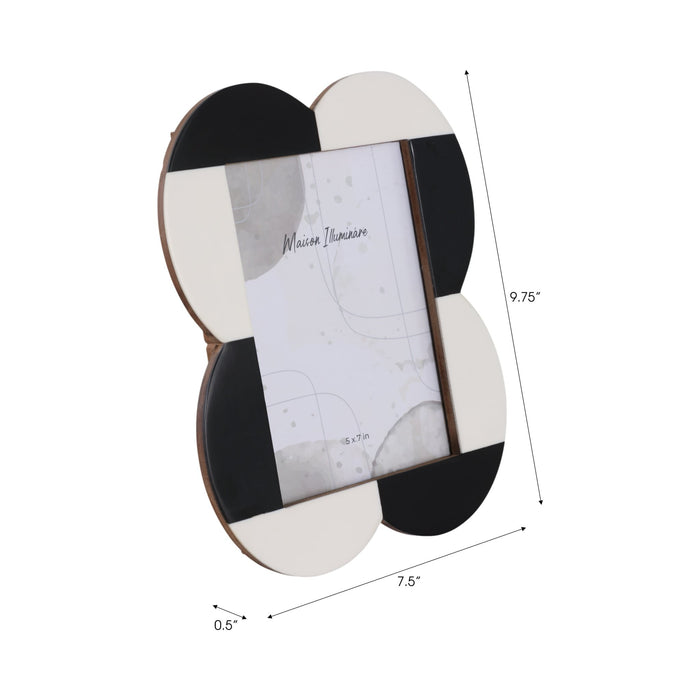 5x7-large-scallop-photo-frame-black-white-7