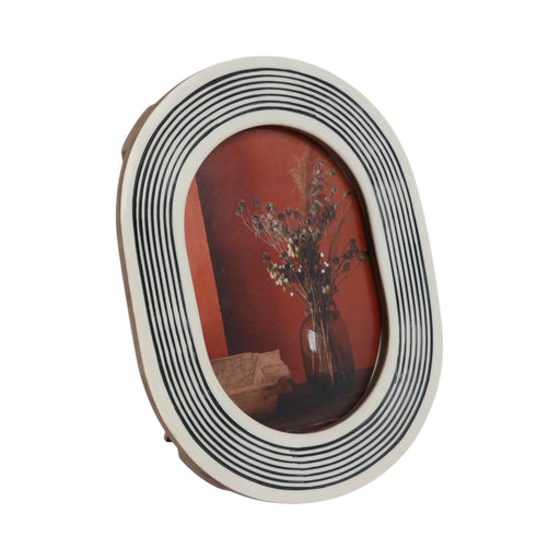 5x7-oval-etched-lines-photo-frame-white-black-2