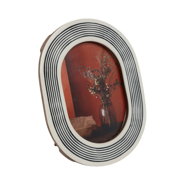 5x7-oval-etched-lines-photo-frame-white-black-2