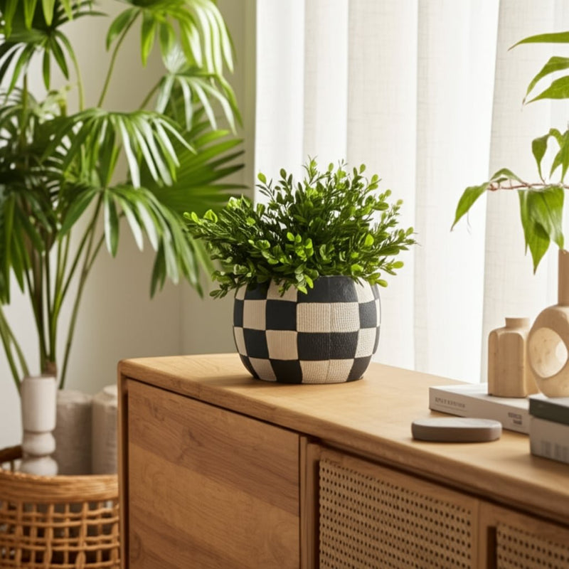 7-checkerboard-rounded-planter-black-white-10