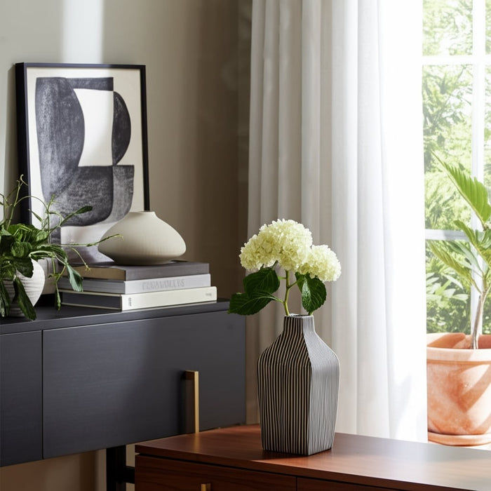 8-lines-square-vase-black-white-11