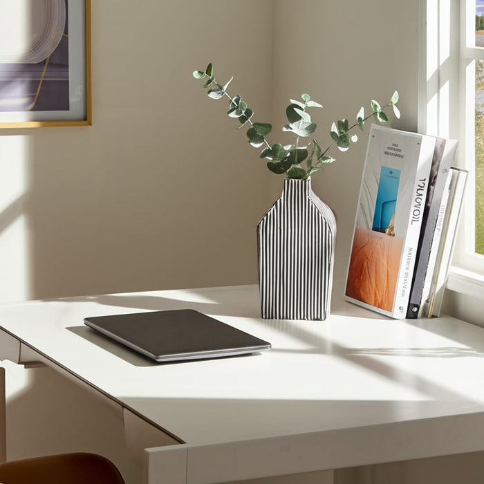 8-lines-square-vase-black-white-14