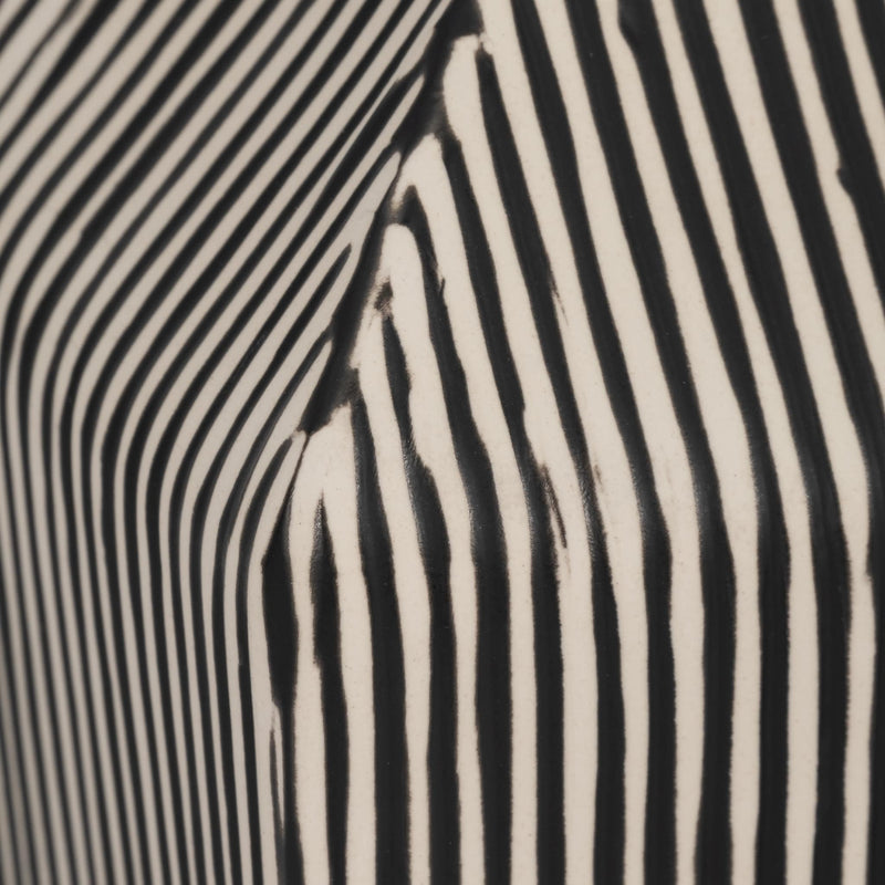 8-lines-square-vase-black-white-5
