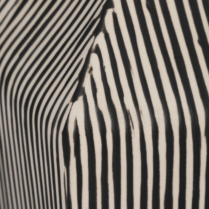 8-lines-square-vase-black-white-5