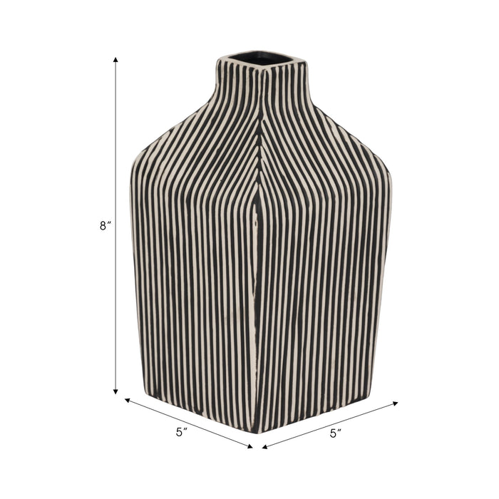 8-lines-square-vase-black-white-9
