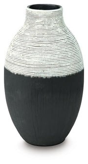 girtha-vase-1