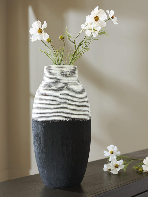 girtha-vase-2