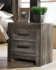 wynnlow-full-panel-bed-chest-and-nightstand-10