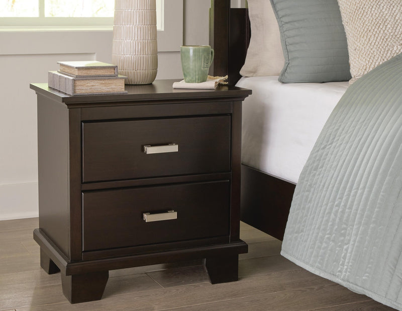 covetown-queen-panel-bed-dresser-mirror-chest-and-nightstand-24