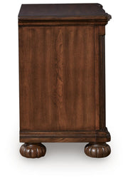 lavinton-king-poster-bed-2-chests-and-nightstand-14