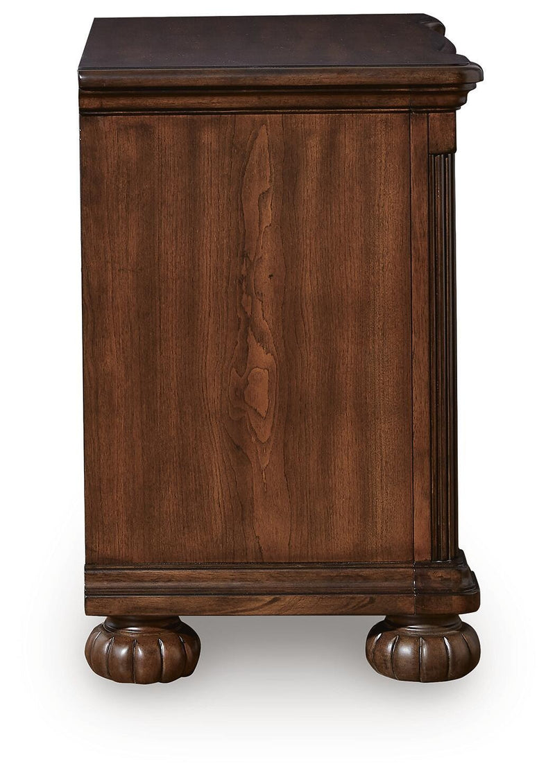lavinton-king-poster-bed-2-chests-and-nightstand-14