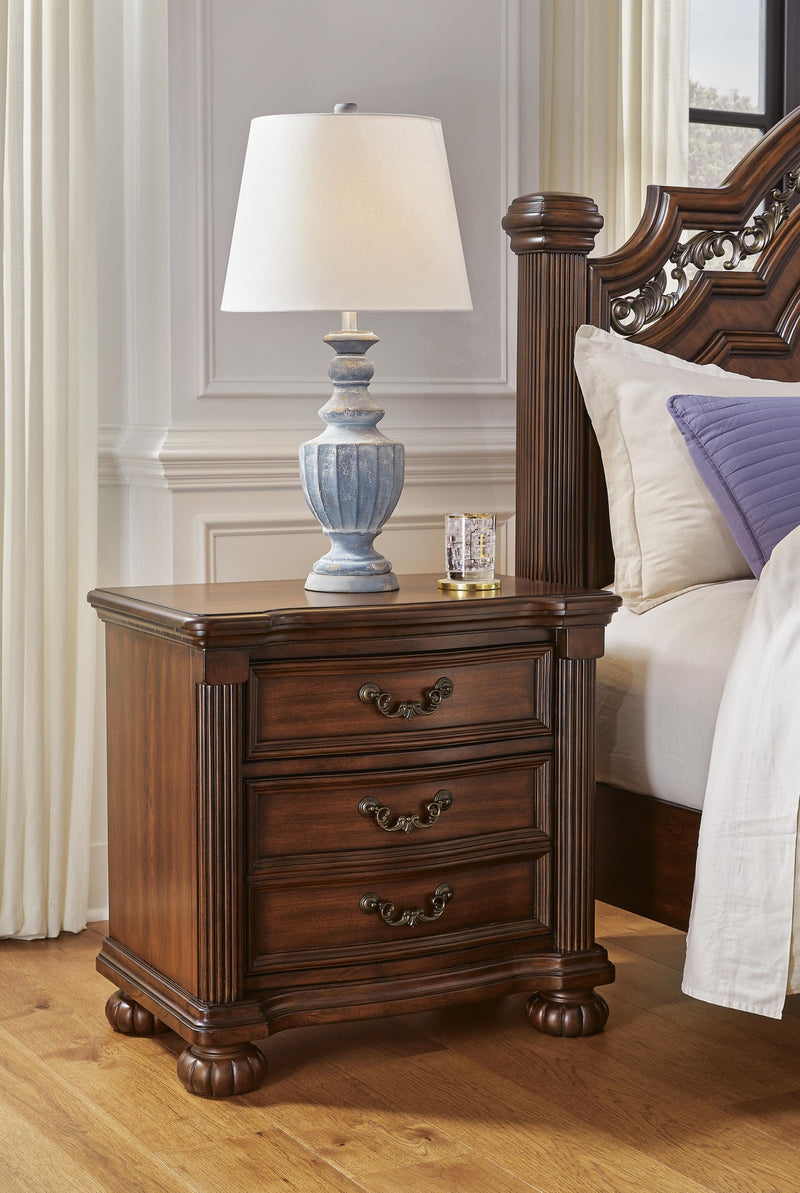 lavinton-king-poster-bed-dresser-mirror-and-nightstand-15