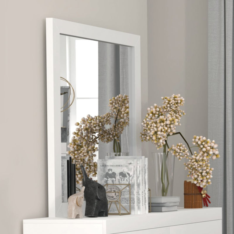 casilda-white-mirror-1