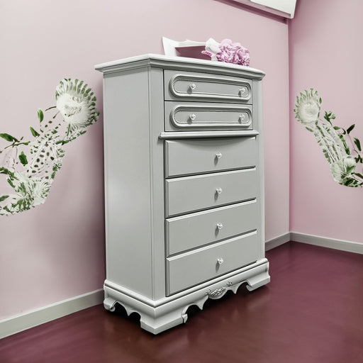 flora-gray-chest-1