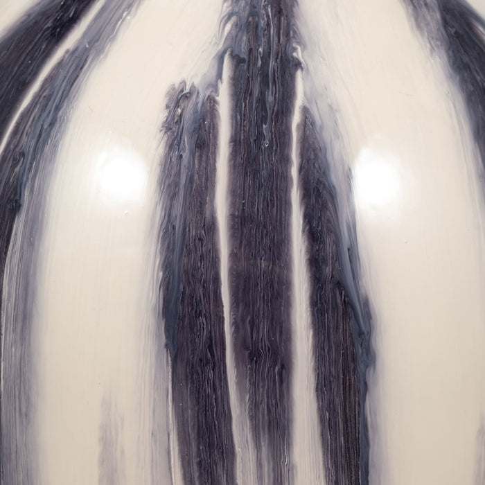 glass-17-striped-vase-black-white-4