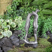 kissing-frogs-figurine-11