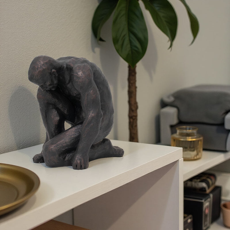 resin-16-h-kneeling-man-black-12