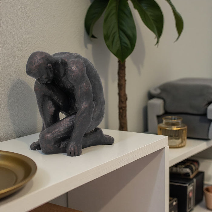 resin-16-h-kneeling-man-black-12