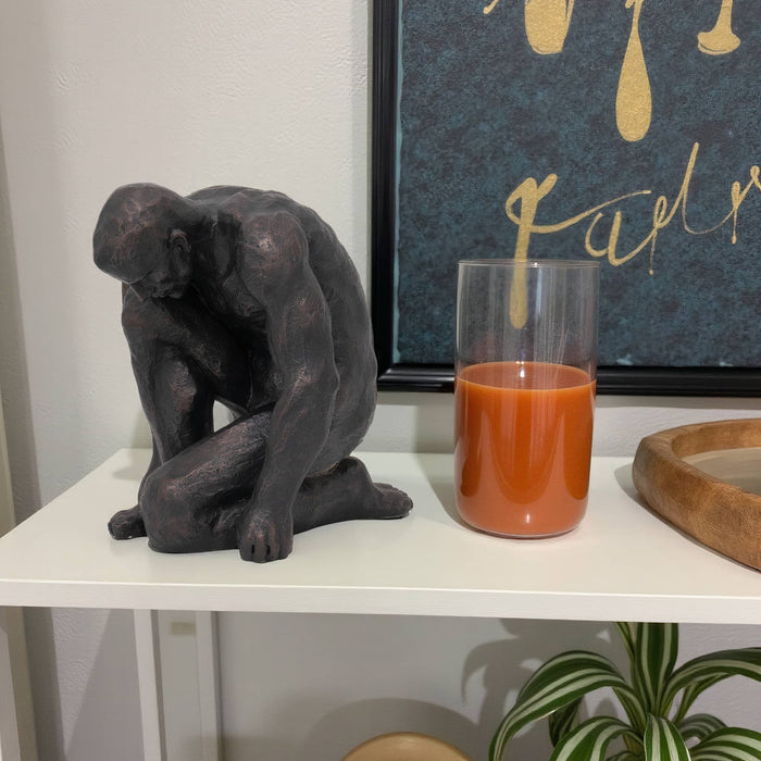 resin-16-h-kneeling-man-black-13