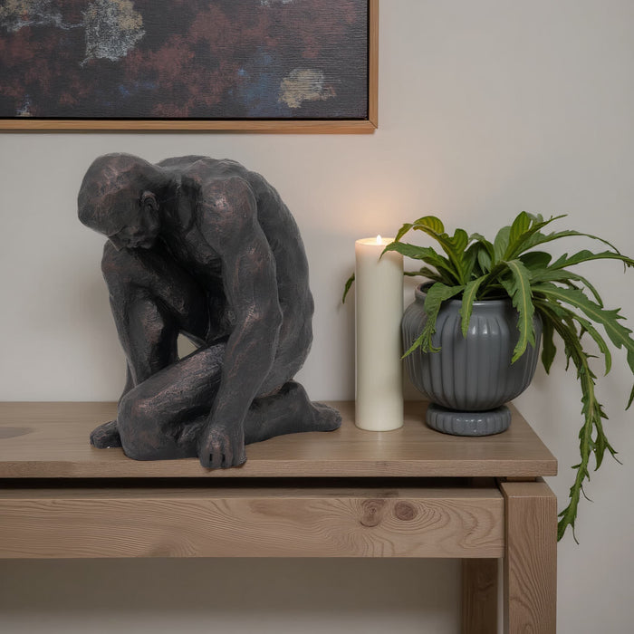 resin-16-h-kneeling-man-black-14