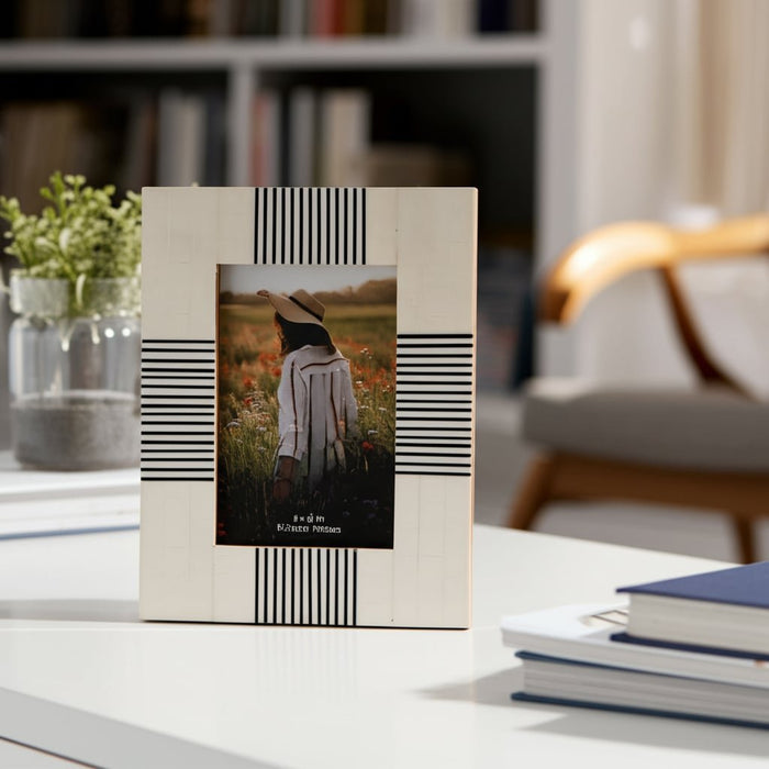 resin-4x6-abstract-photo-frame-black-white-9