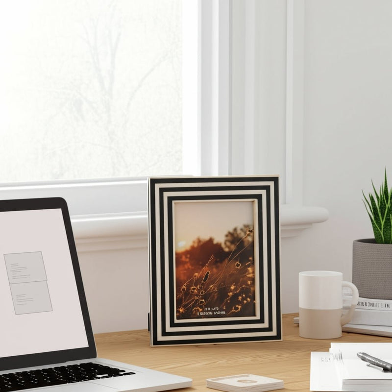 resin-4x6-dimensional-lines-photo-frame-blk-white-8