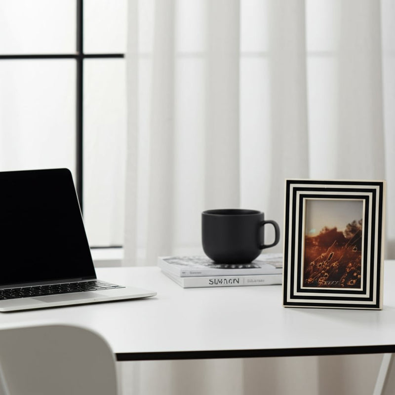 resin-4x6-dimensional-lines-photo-frame-blk-white-9