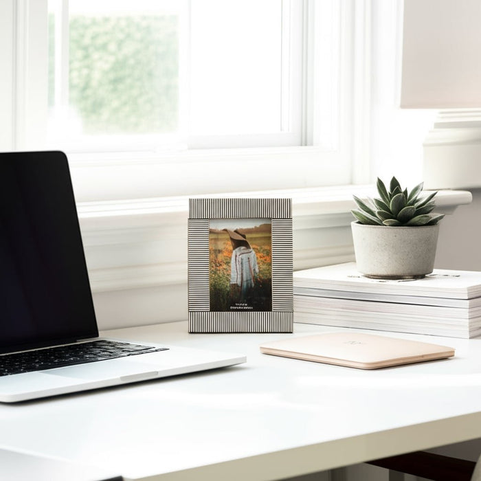 resin-4x6-etched-lines-photo-frame-black-white-10